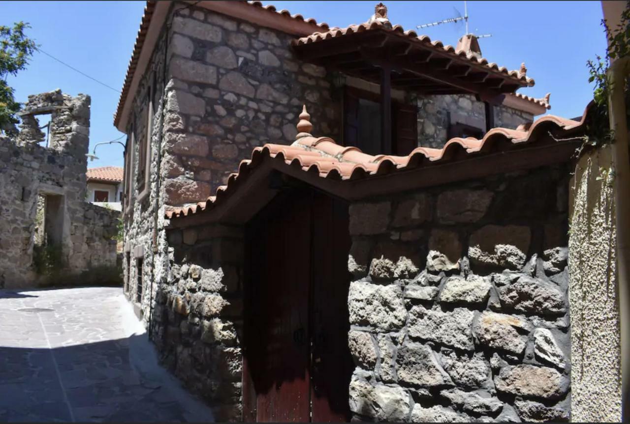 Wood And Stone In The Path Of Lava Villa Antissa Eksteriør billede
